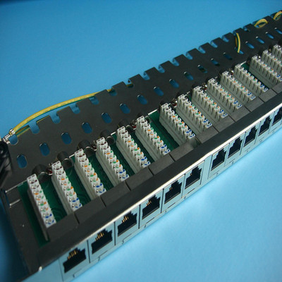 探秘专业机房布线核心 0.5U24口屏蔽模块化金属配线架